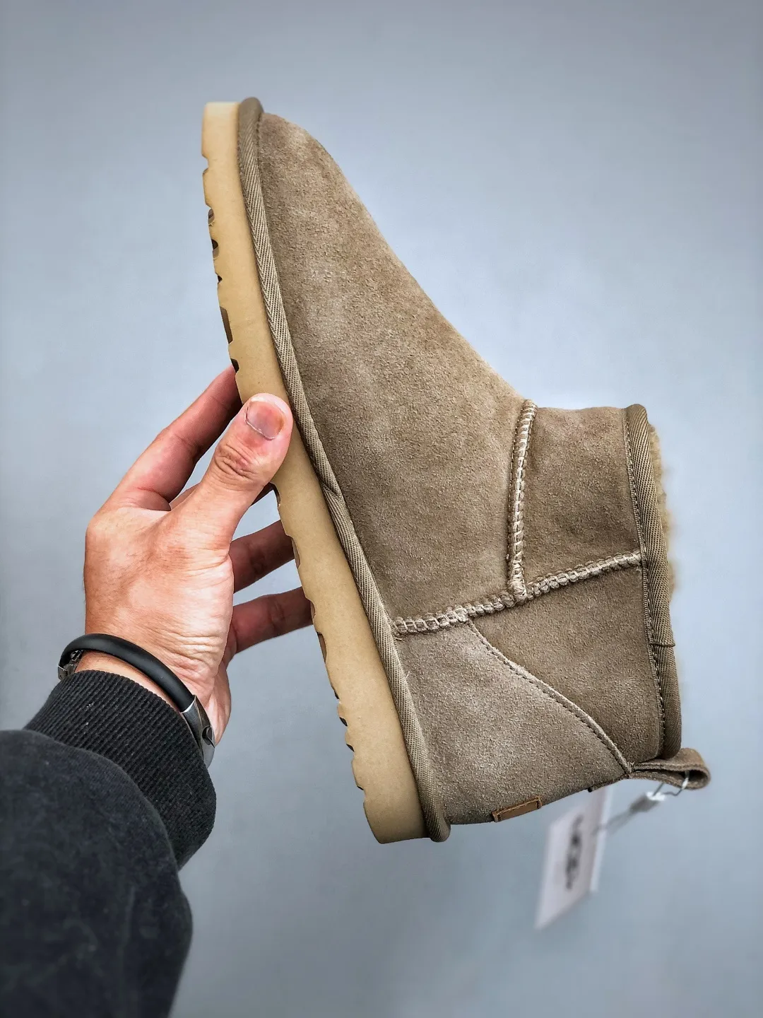 Local self-pickup 💰520 supports store placement. The top version on the market. UGG Mini thin-soled black short tube 1.5cm popular style. Produced by a major foreign trade factory in Guangzhou. Real sheep fur from toe to insole. Independent outer box packaging. Chip. Waterproof process. Different from any version on the market. 3cm thick sole, independently developed outsole, cashmere insole, keeping warm in winter, suitable for home use. In the new year, uug has launched a style series, which is partially geared towards the preferences of young consumers. It has also moved to the forefront of fashion trends. Shoe body material, water-repellent coated suede upper, 17mm UGGPURE™ implanted wool insole, lightweight non-slip and comfortable rubber outsole, with brand LOGO, and full packaging. Size: 35-44